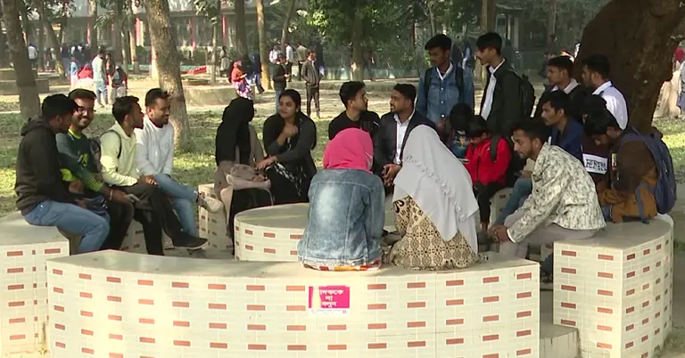 নির্বাচনের বিষয়ে আলোচনা করছে তরুণরা